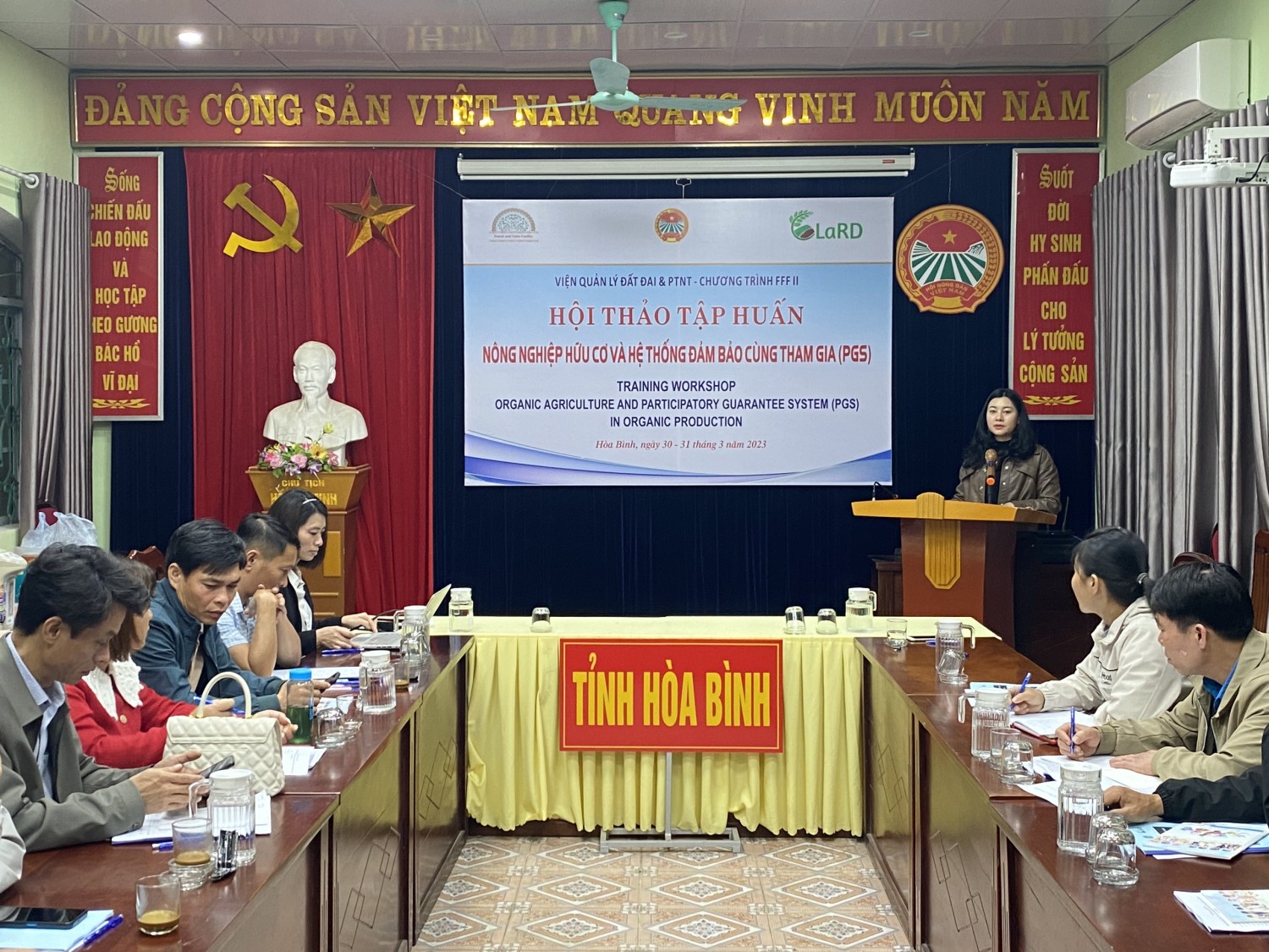 Bà Lê Thị Bích Huệ - Trưởng ban kinh tế, Hội nông dân tỉnh Hòa Bình, phát biểu khai mạc hội nghị